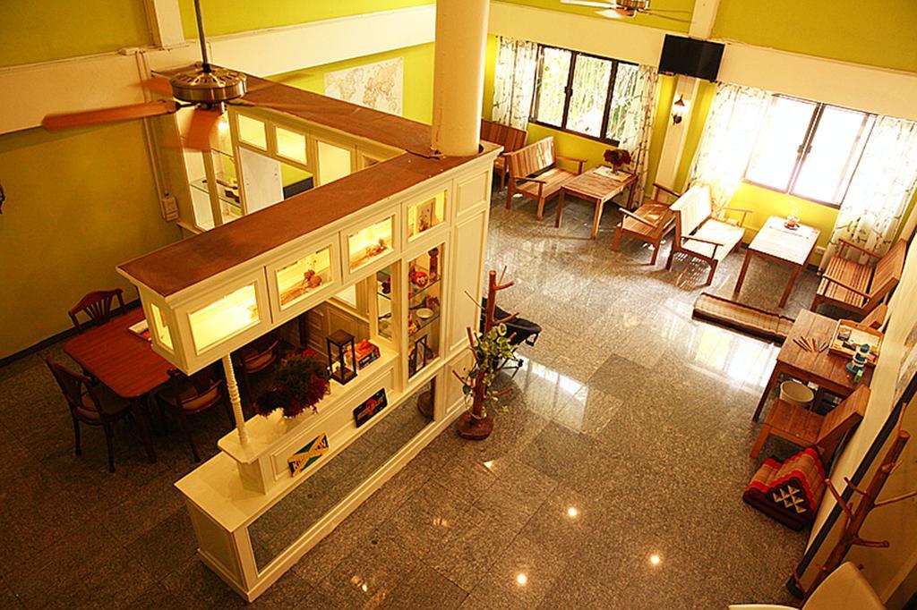 Tree Hostel Bangkok Buitenkant foto