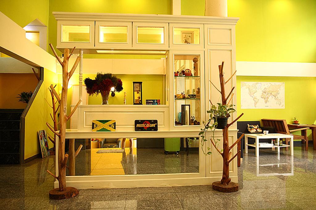 Tree Hostel Bangkok Buitenkant foto